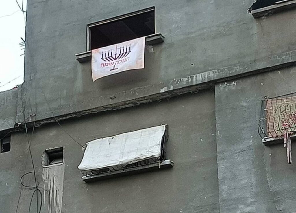 נקודות אור בחשכה: לוחמי צה"ל הדליקו עשרות חנוכיות בעזה