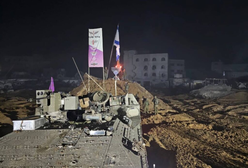 נקודות אור בחשכה: לוחמי צה"ל הדליקו עשרות חנוכיות בעזה