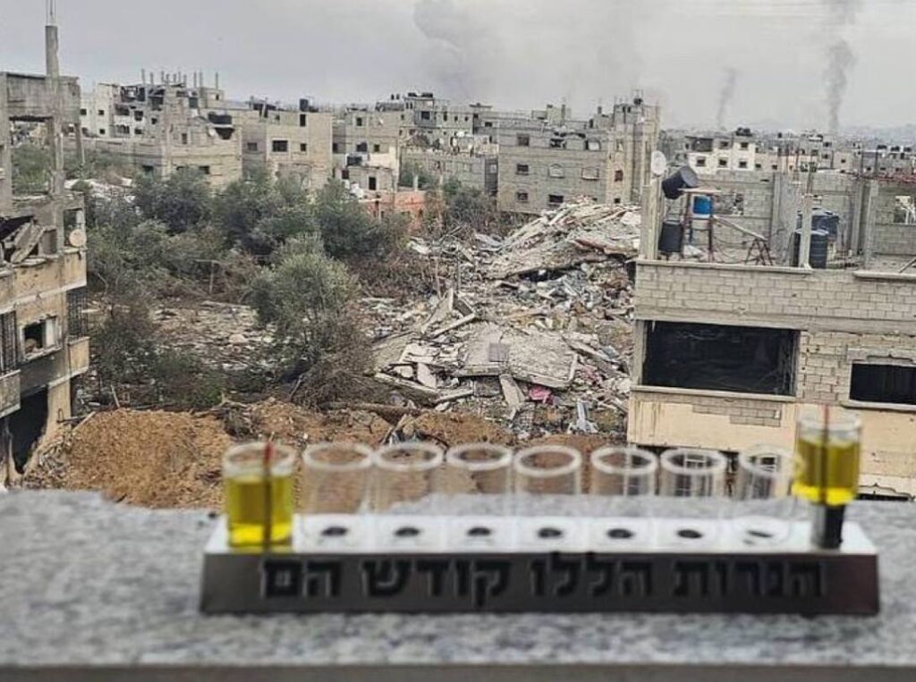 נקודות אור בחשכה: לוחמי צה"ל הדליקו עשרות חנוכיות בעזה