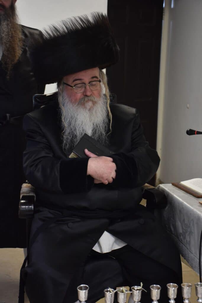 הרבי חילק לחסידים סופגניות ודמי חנוכה