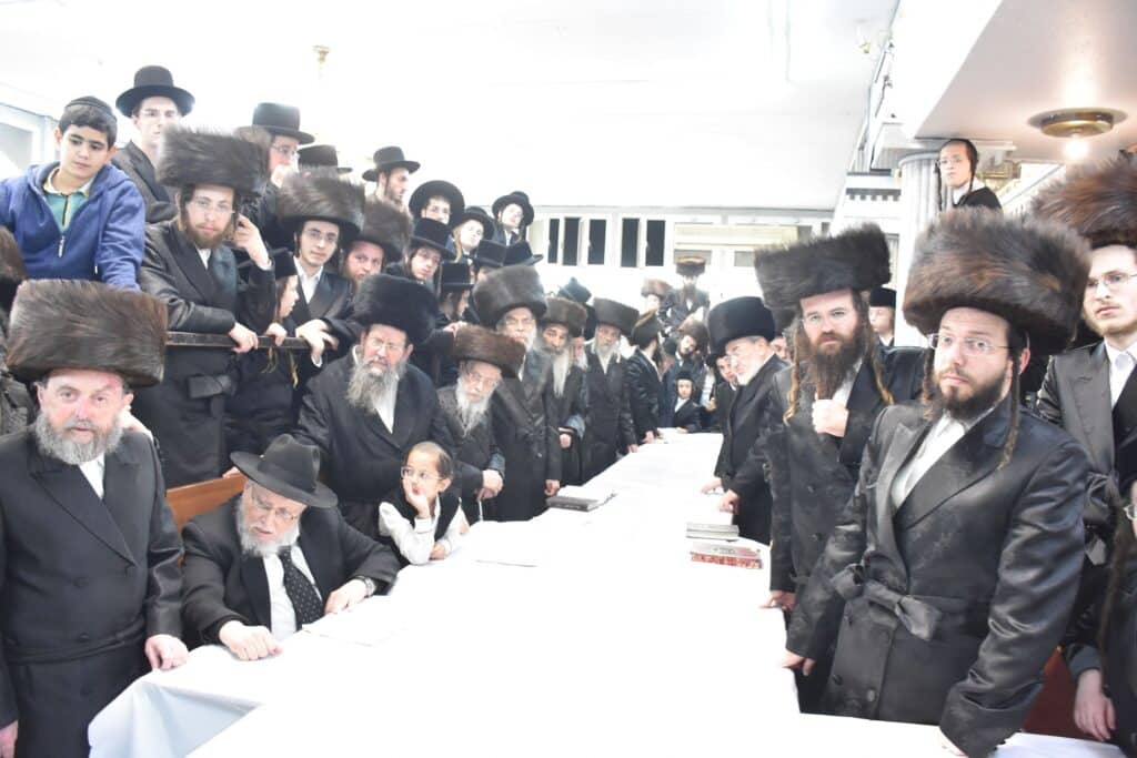 הרבי חילק לחסידים סופגניות ודמי חנוכה