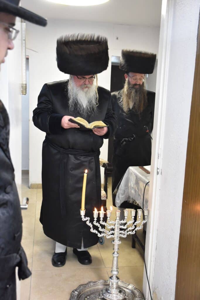 הרבי חילק לחסידים סופגניות ודמי חנוכה