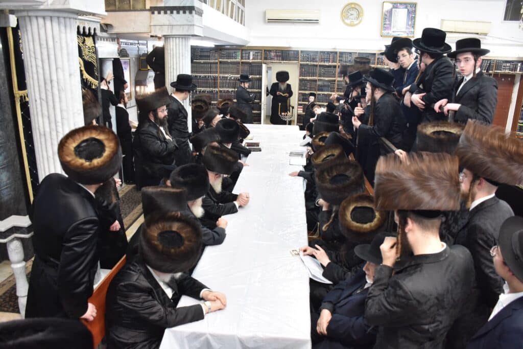 הרבי חילק לחסידים סופגניות ודמי חנוכה