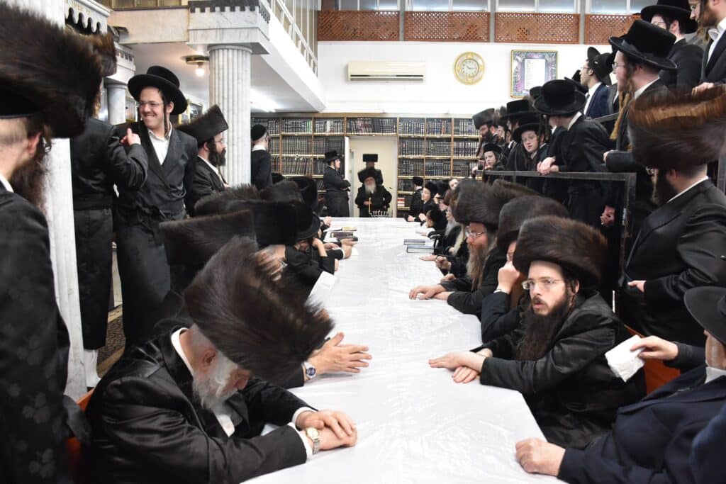 הרבי חילק לחסידים סופגניות ודמי חנוכה