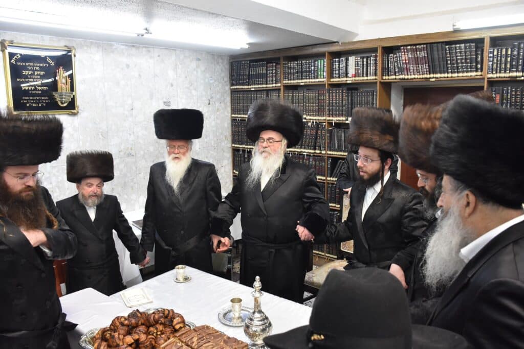 הרבי חילק לחסידים סופגניות ודמי חנוכה