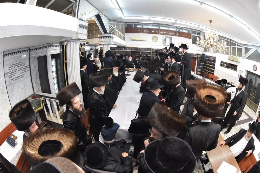 הרבי חילק לחסידים סופגניות ודמי חנוכה