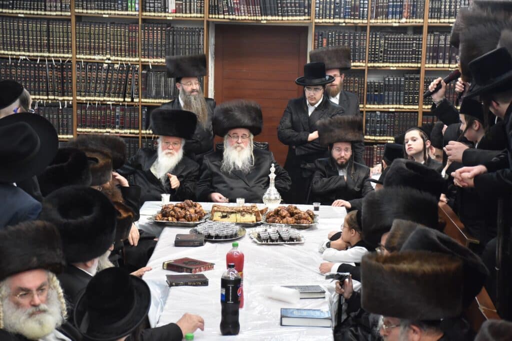 הרבי חילק לחסידים סופגניות ודמי חנוכה