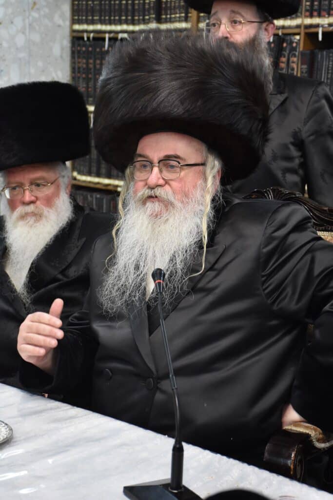 הרבי חילק לחסידים סופגניות ודמי חנוכה