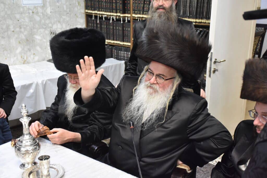 הרבי חילק לחסידים סופגניות ודמי חנוכה