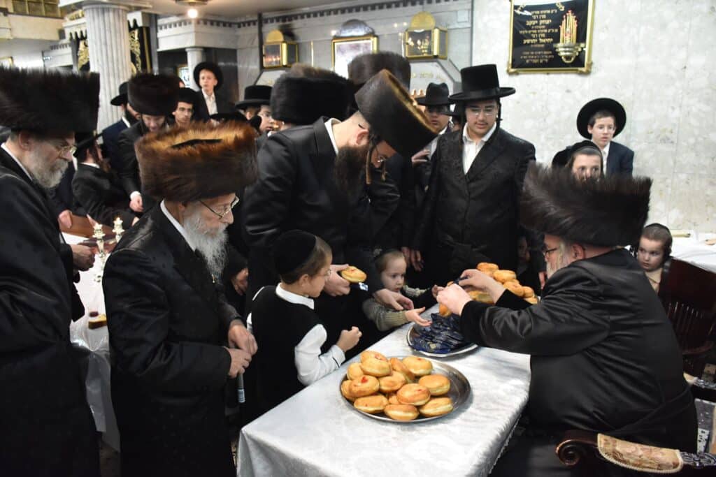 הרבי חילק לחסידים סופגניות ודמי חנוכה