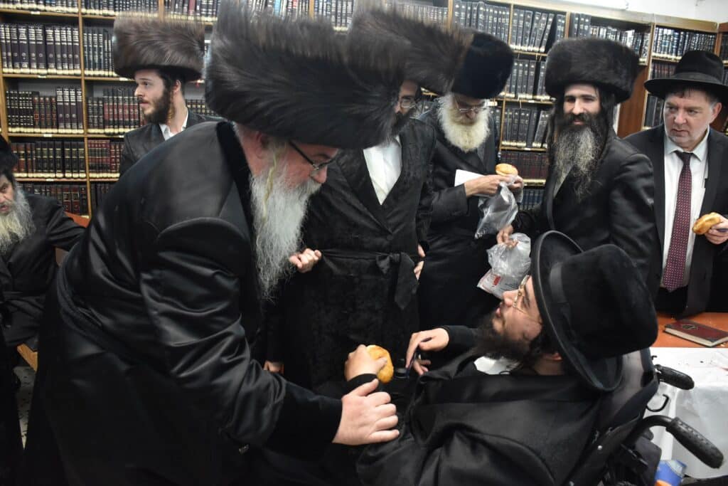 הרבי חילק לחסידים סופגניות ודמי חנוכה