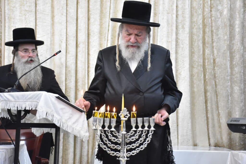 הגלריה של פרקוביץ: הרבי חילק דמי חנוכה