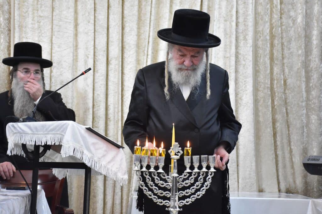 הגלריה של פרקוביץ: הרבי חילק דמי חנוכה