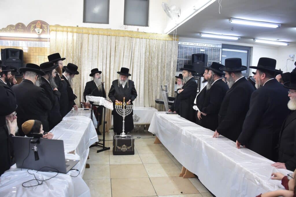 הגלריה של פרקוביץ: הרבי חילק דמי חנוכה