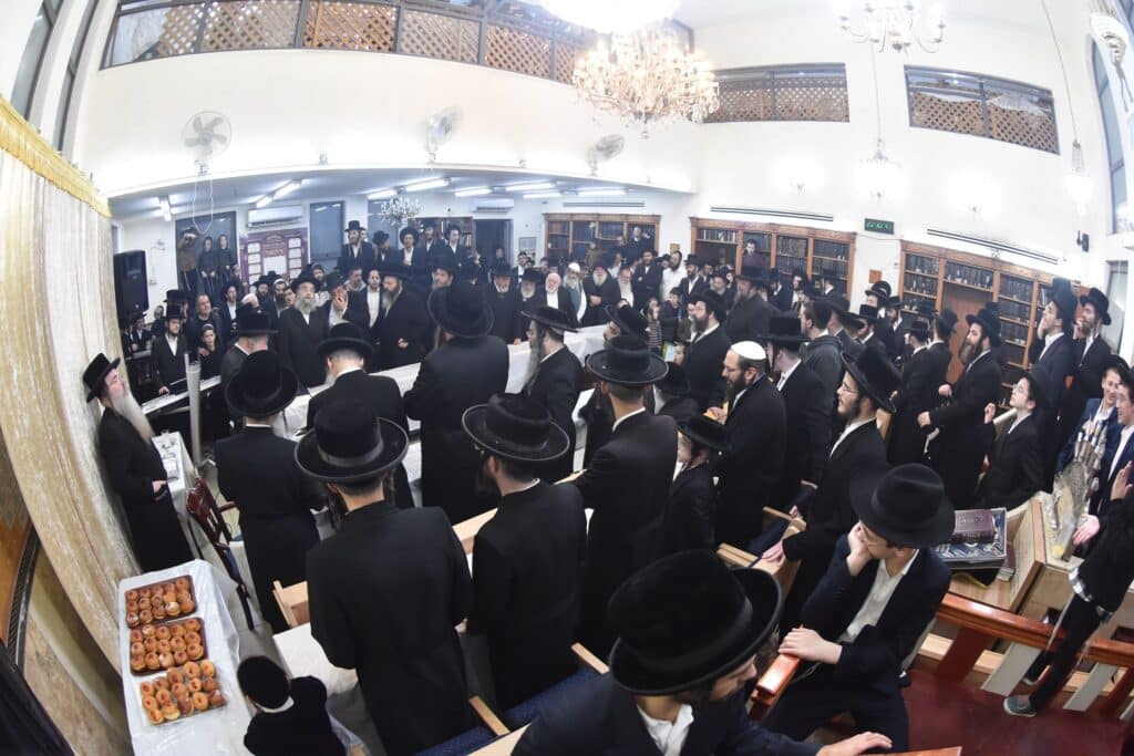 הגלריה של פרקוביץ: הרבי חילק דמי חנוכה