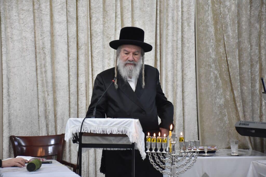 הגלריה של פרקוביץ: הרבי חילק דמי חנוכה