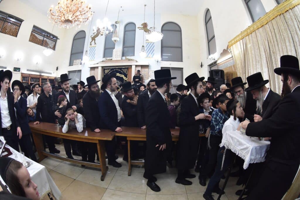 הגלריה של פרקוביץ: הרבי חילק דמי חנוכה