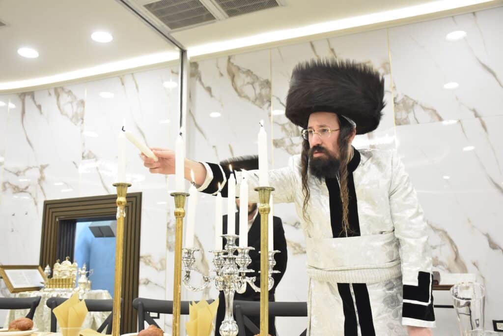 מעות חנוכה וריקודים: זאת חנוכה במעזבוז