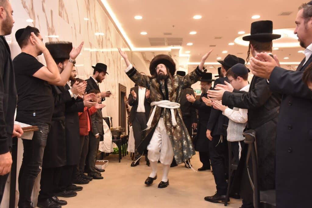 מעות חנוכה וריקודים: זאת חנוכה במעזבוז