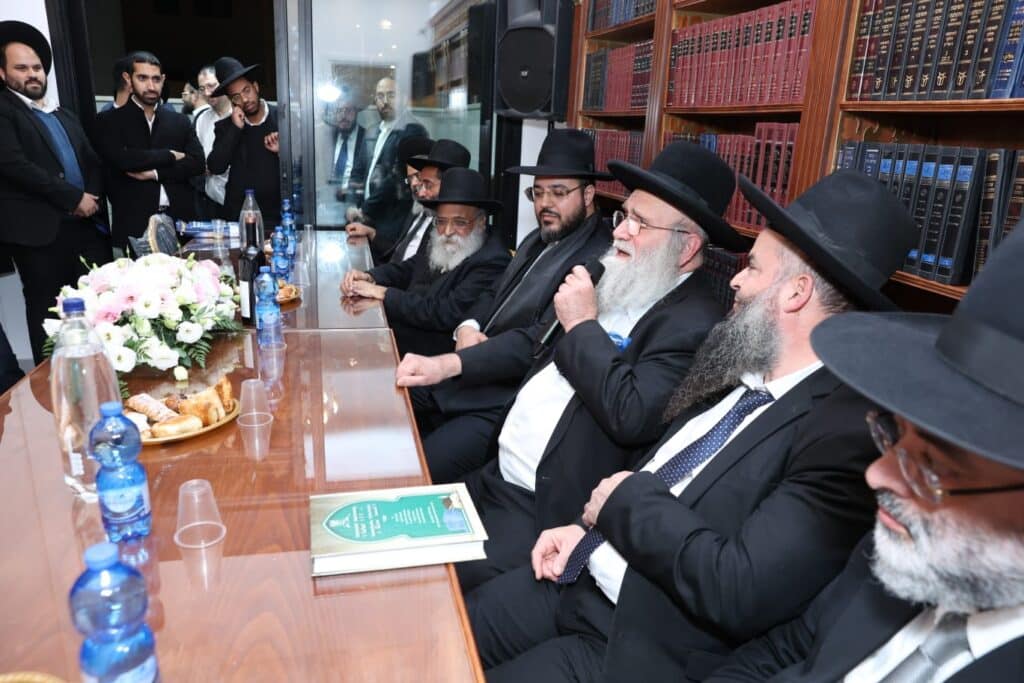 התרגשות בעיר נתיבות: רבני העיר קבעו מזוזה בבית ההוראה