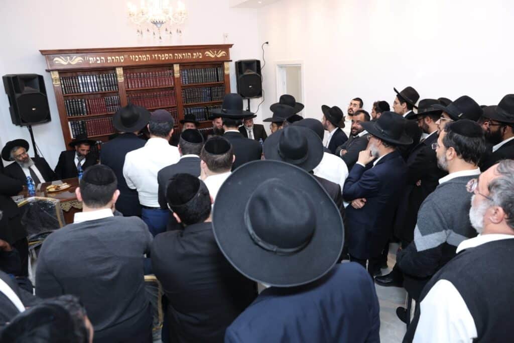 התרגשות בעיר נתיבות: רבני העיר קבעו מזוזה בבית ההוראה