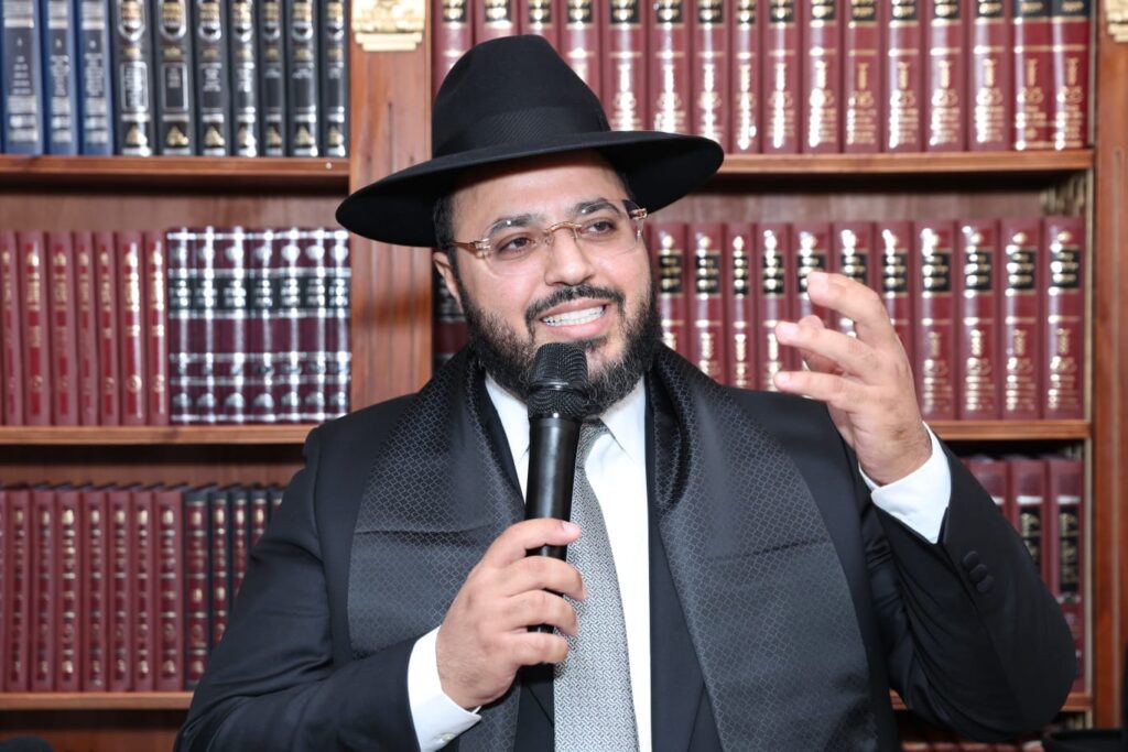 התרגשות בעיר נתיבות: רבני העיר קבעו מזוזה בבית ההוראה