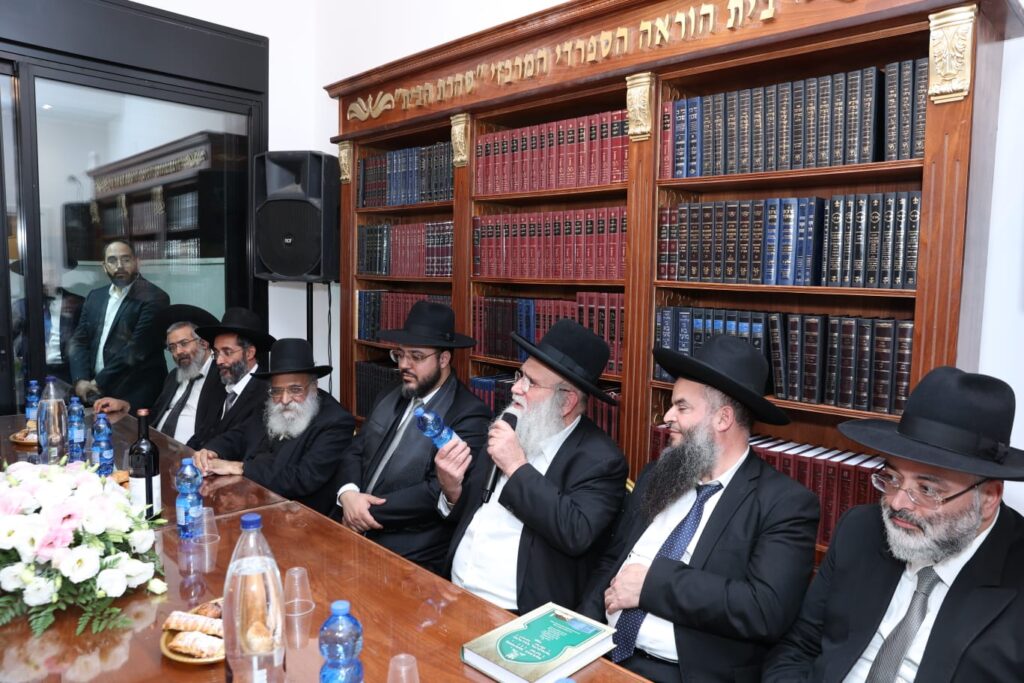 התרגשות בעיר נתיבות: רבני העיר קבעו מזוזה בבית ההוראה