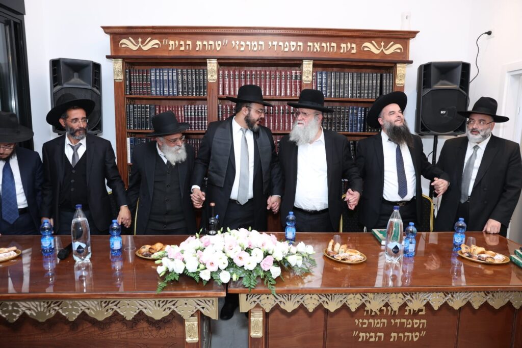 התרגשות בעיר נתיבות: רבני העיר קבעו מזוזה בבית ההוראה