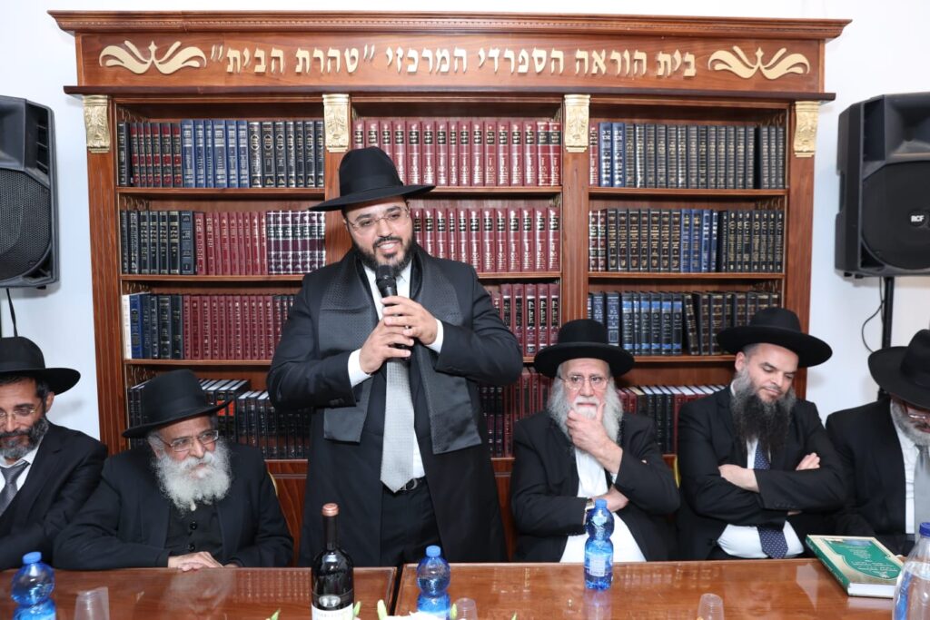 התרגשות בעיר נתיבות: רבני העיר קבעו מזוזה בבית ההוראה