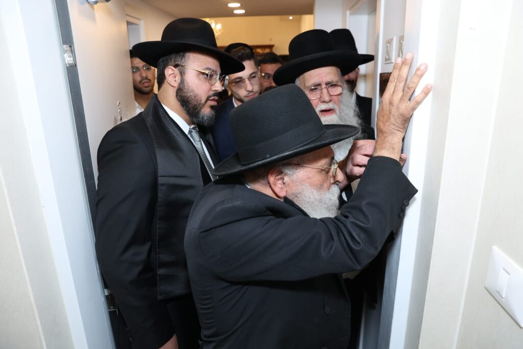 התרגשות בעיר נתיבות: רבני העיר קבעו מזוזה בבית ההוראה