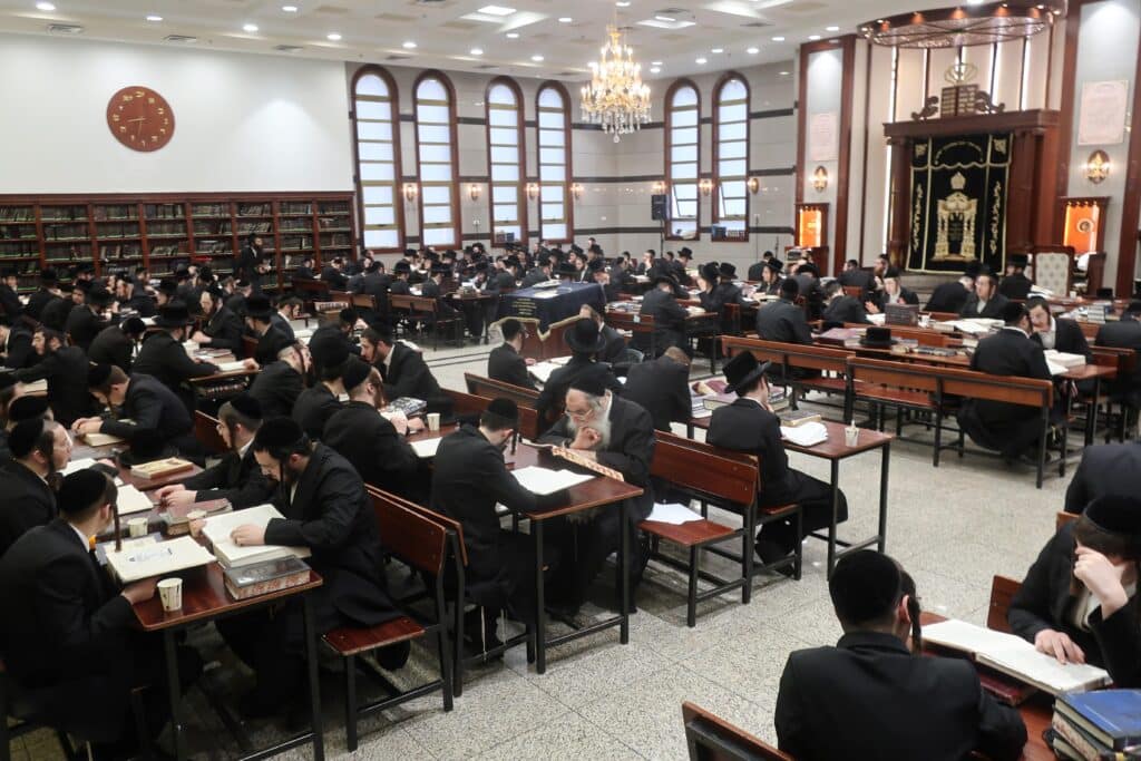 עבר בין הבחורים: ביקור הפתע של האדמו"ר מויז'ניץ