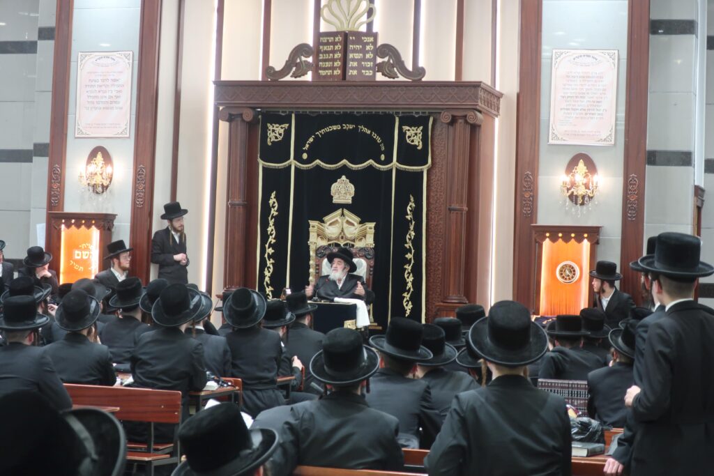 עבר בין הבחורים: ביקור הפתע של האדמו"ר מויז'ניץ