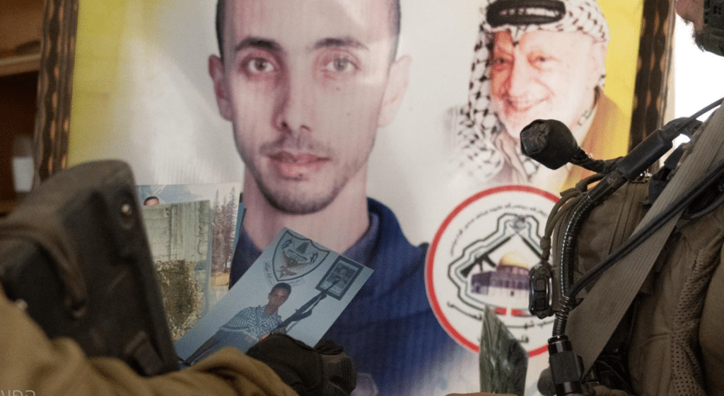 פיר במרחב בית ספר ותלמידים שמתאמנים בנשק