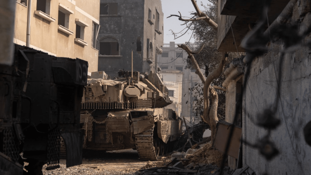 פיר במרחב בית ספר ותלמידים שמתאמנים בנשק