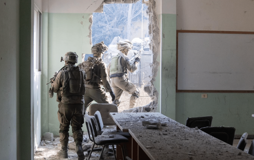 פיר במרחב בית ספר ותלמידים שמתאמנים בנשק