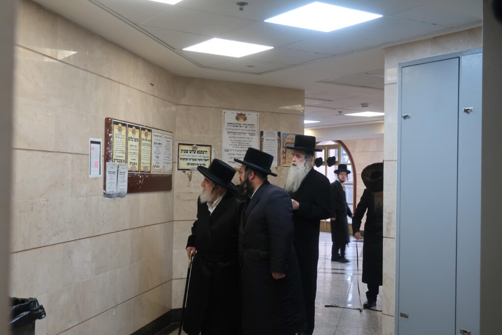 עבר בין הבחורים: ביקור הפתע של האדמו"ר מויז'ניץ