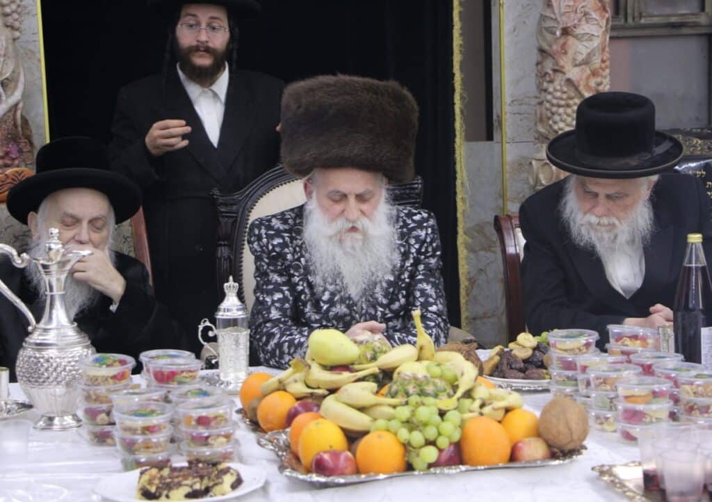 גלריה: האדמו"ר מבוטשאן בעריכת שולחנו לרגל ט"ו בשבט