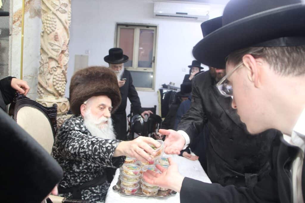 גלריה: האדמו"ר מבוטשאן בעריכת שולחנו לרגל ט"ו בשבט