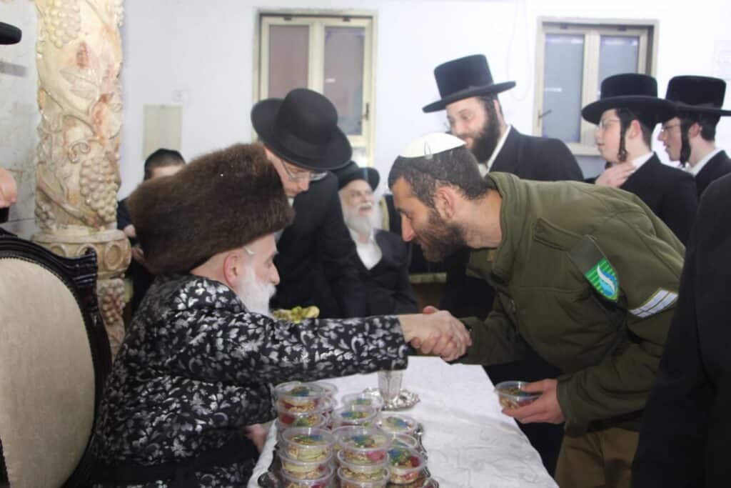 גלריה: האדמו"ר מבוטשאן בעריכת שולחנו לרגל ט"ו בשבט