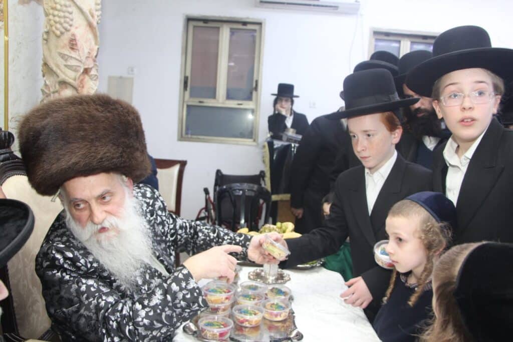 גלריה: האדמו"ר מבוטשאן בעריכת שולחנו לרגל ט"ו בשבט