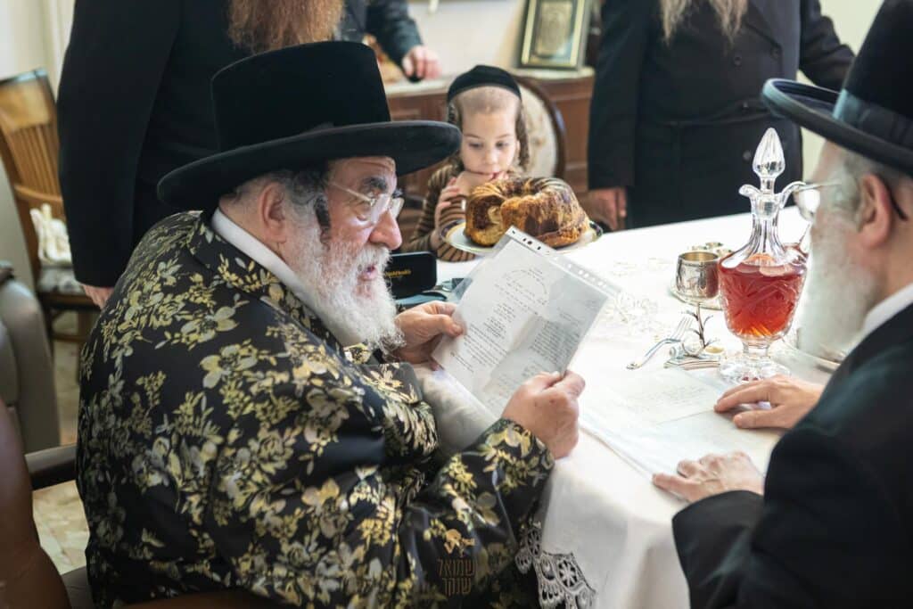תיעוד: האדמו"ר מויז'ניץ ביקר בשיכון החסידי שבחיפה
