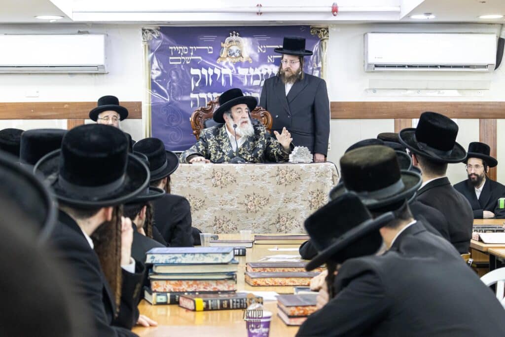 תיעוד: האדמו"ר מויז'ניץ ביקר בשיכון החסידי שבחיפה