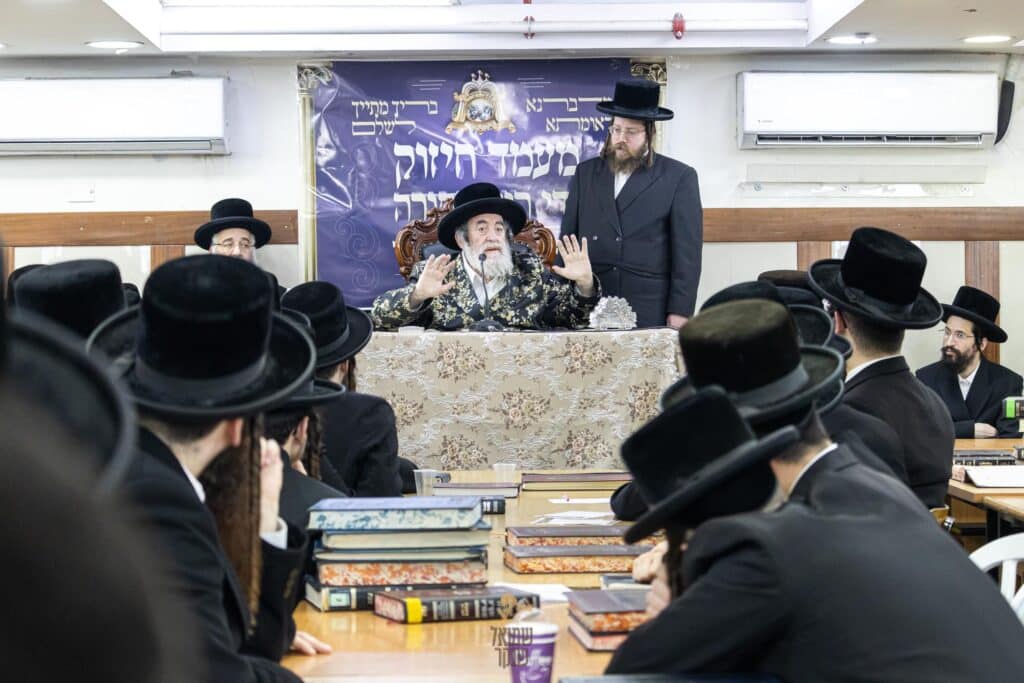 תיעוד: האדמו"ר מויז'ניץ ביקר בשיכון החסידי שבחיפה