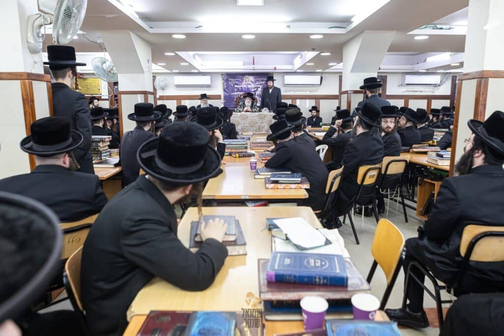 תיעוד: האדמו"ר מויז'ניץ ביקר בשיכון החסידי שבחיפה