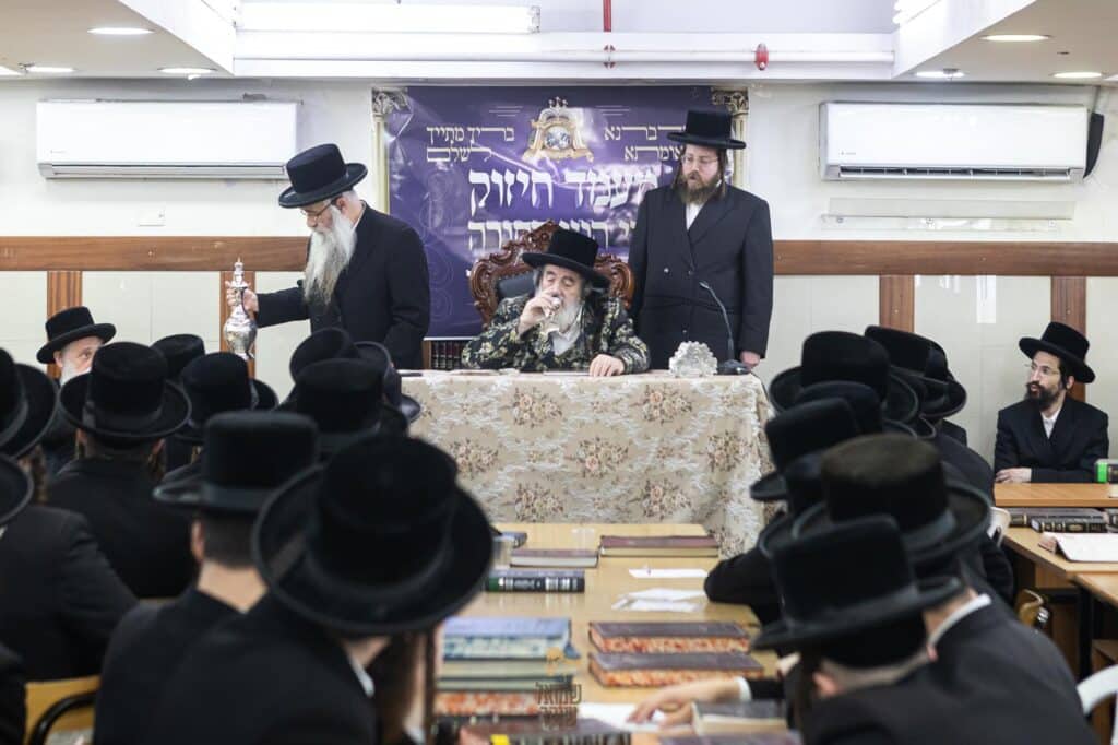 תיעוד: האדמו"ר מויז'ניץ ביקר בשיכון החסידי שבחיפה