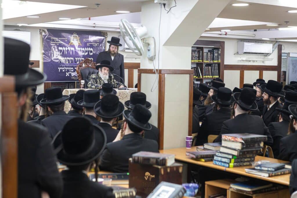 תיעוד: האדמו"ר מויז'ניץ ביקר בשיכון החסידי שבחיפה