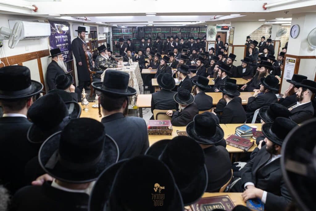 תיעוד: האדמו"ר מויז'ניץ ביקר בשיכון החסידי שבחיפה