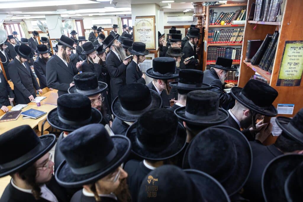 תיעוד: האדמו"ר מויז'ניץ ביקר בשיכון החסידי שבחיפה