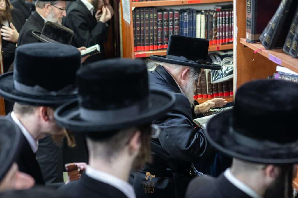 תיעוד: האדמו"ר מויז'ניץ ביקר בשיכון החסידי שבחיפה