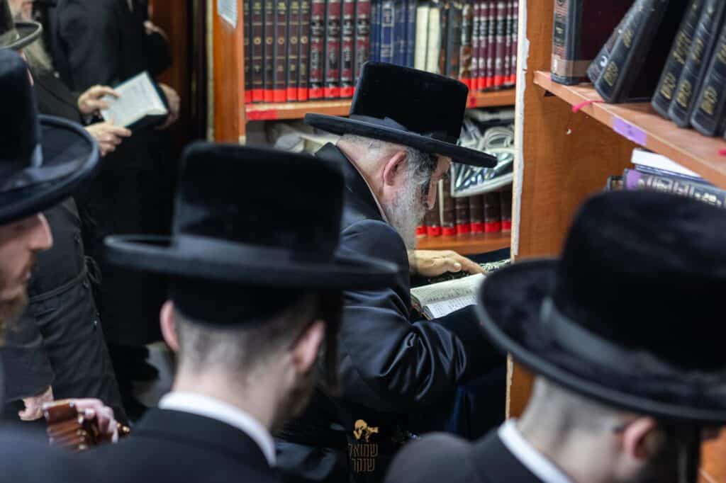 תיעוד: האדמו"ר מויז'ניץ ביקר בשיכון החסידי שבחיפה